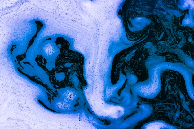 青い液体の泡の波