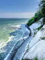 Foto gratuita onde nel mare vicino alla costa sulla spiaggia di ciottoli vuota