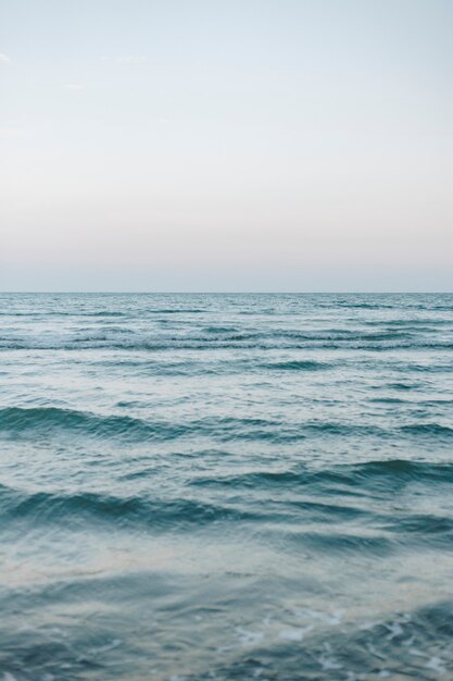 広い青い海の波