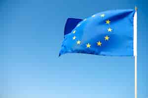 Бесплатное фото Развевающийся флаг европейского союза на синем фоне