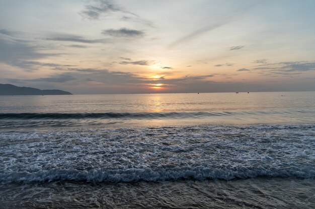波打つ海と夕日