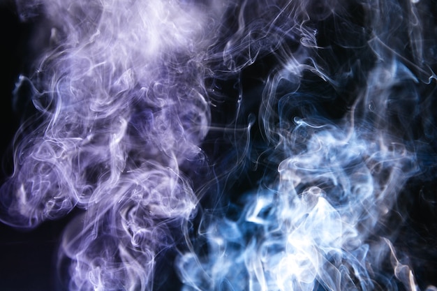 Foto gratuita fumo ondulato su sfondo nero