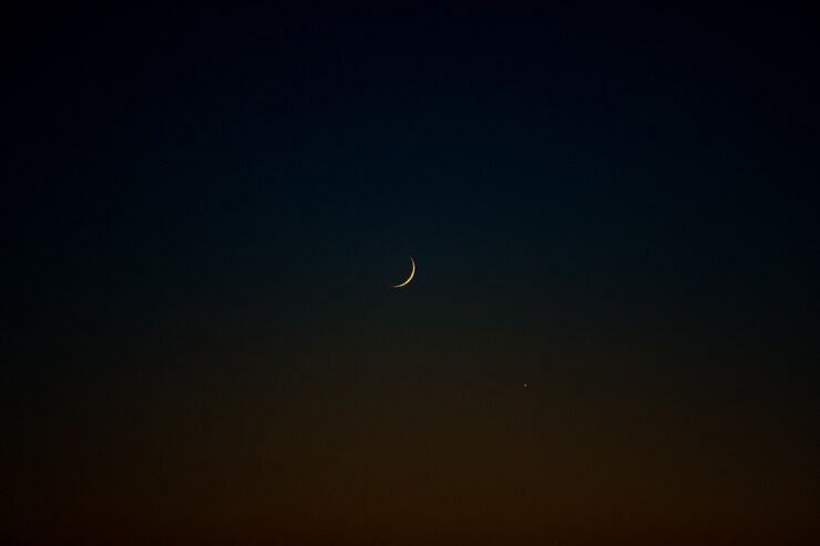 Free Photo "waxing moon on black sky"