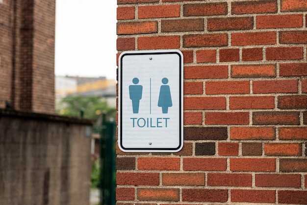 Знак туалета в городе