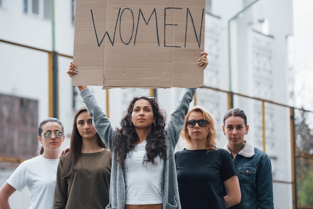 Foto gratuita saremo ascoltati. un gruppo di donne femministe protesta per i loro diritti all'aperto