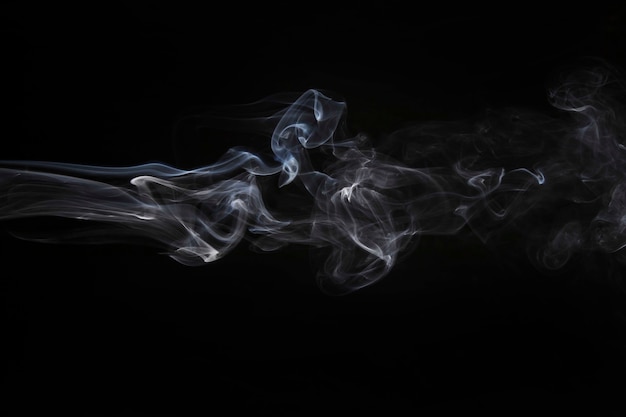 Выветрившийся дым на черном фоне Premium Фотографии