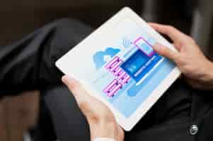 Foto gratuita concetto di hosting di siti web con le mani che tengono tablet