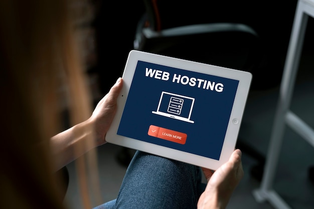 Foto gratuita concetto di hosting di siti web con tablet ad alto angolo