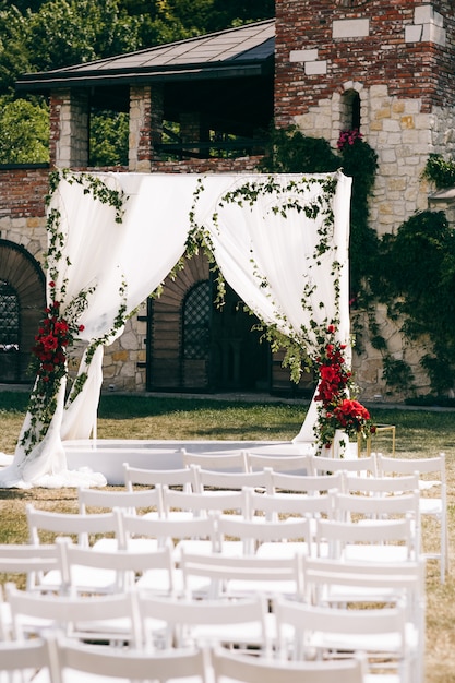 Свадебный алтарь из квадратных занавесок стоит на заднем дворе
