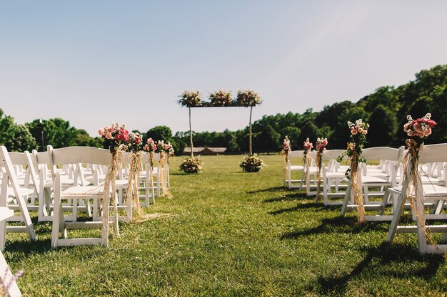 나무 막대기와 꽃다발 스탠드로 만든 결혼식 제단