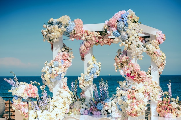 Свадебная арка с множеством разных цветов