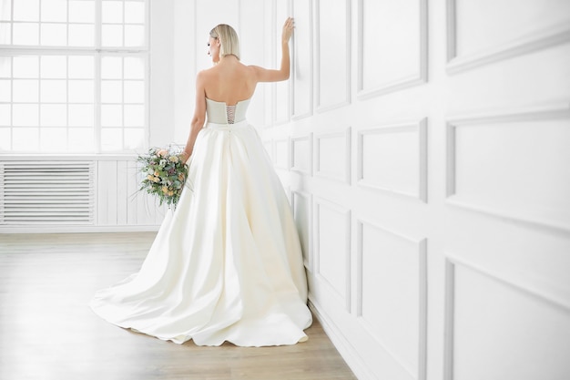 Foto gratuita nozze. bella sposa in un abito da sposa