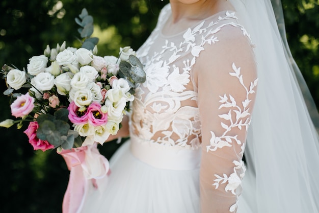 Free photo wedding bouquet in bride's hands