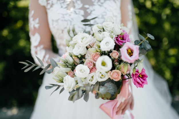 Foto gratuita bouquet da sposa nelle mani della sposa