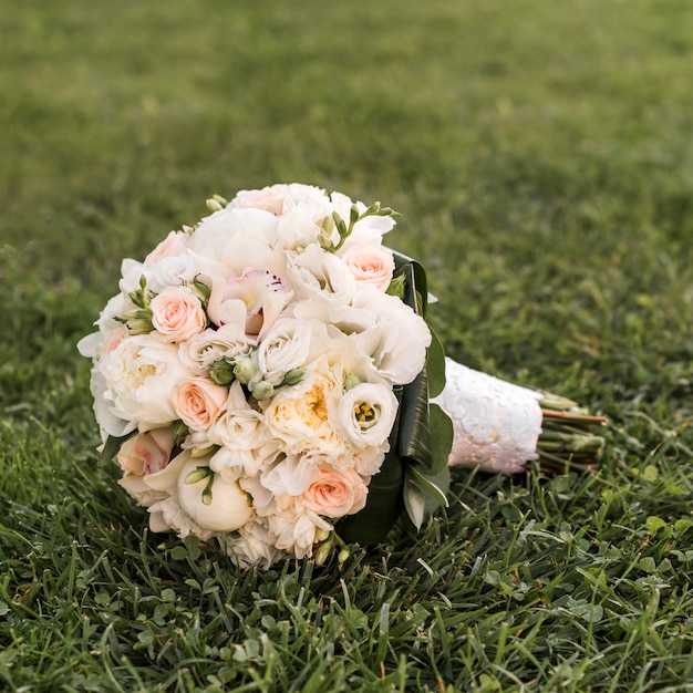 結婚式の花束は草の上に