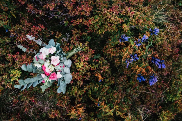 無料写真 結婚式の花束は、草の上にある