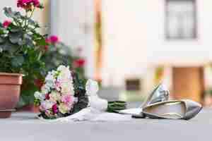 Foto gratuita bouquet da sposa per la strada