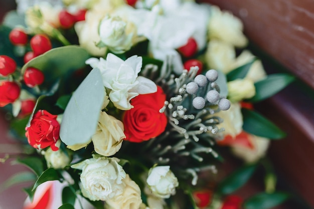 Свадебный букет и свадебные украшения, цветы и свадебные цветочные композиции
