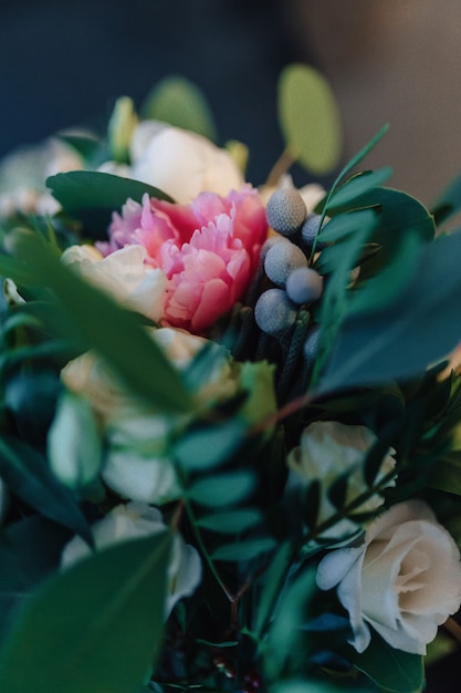 Foto gratuita bouquet da sposa e decorazioni per matrimoni, fiori e composizioni floreali per matrimoni