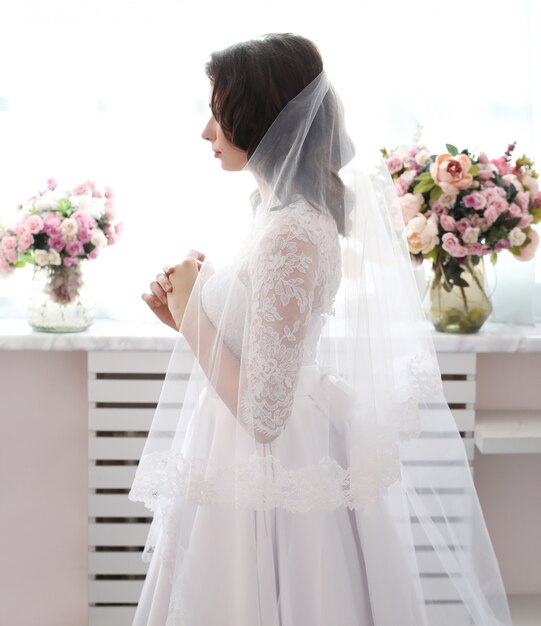 結婚式、彼女のドレスの花嫁