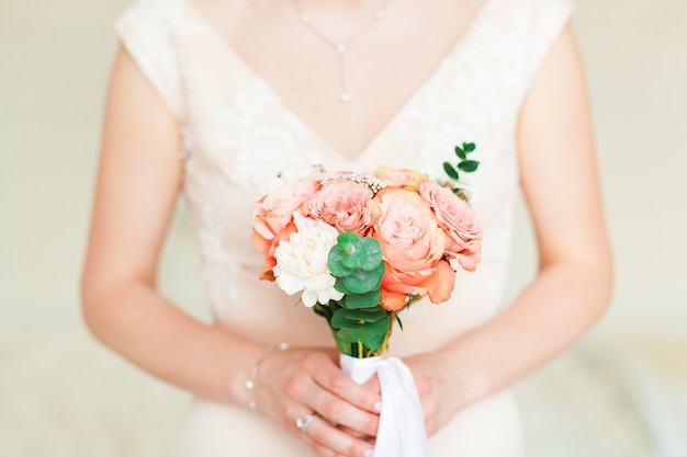 Свадебная невеста с розовым букетом.