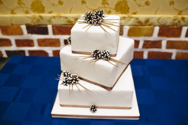 Wedding cake of three heights