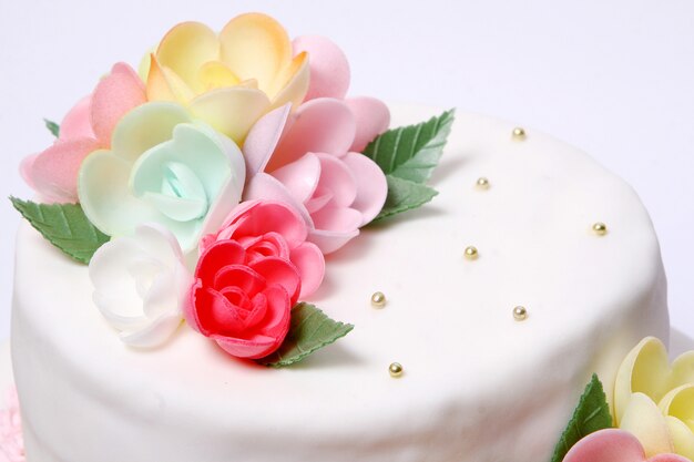 Свадебный торт с цветными цветами