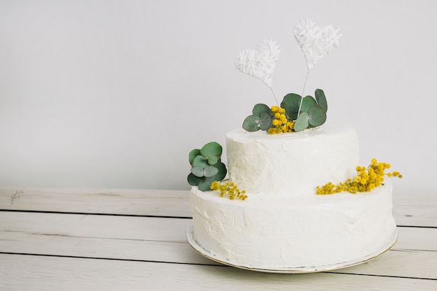 Foto gratuita torta nuziale con fiori