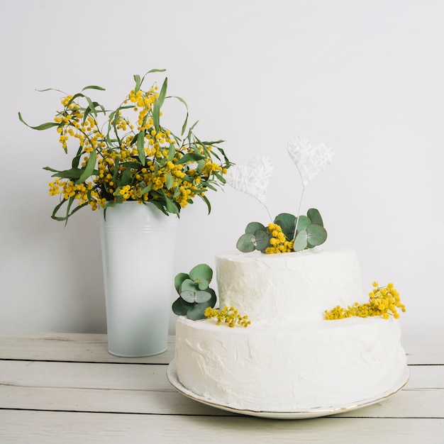 Foto gratuita torta nuziale con fiori