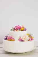 Foto gratuita torta nuziale con fiori