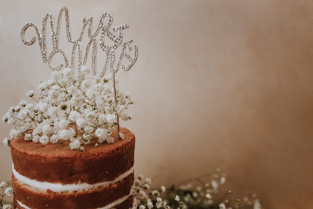 Foto gratuita torta nuziale con decorazione paniculata e topino mr e mrs