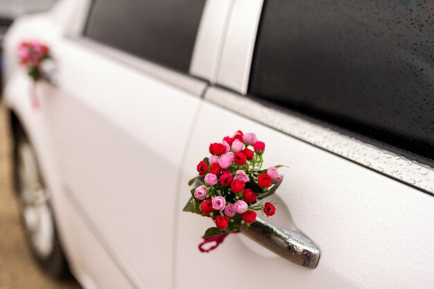 車を運転して花の花束を持つ女性 プレミアム写真