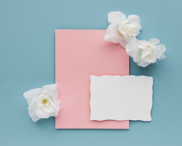 Свадебная открытка с цветами на столе