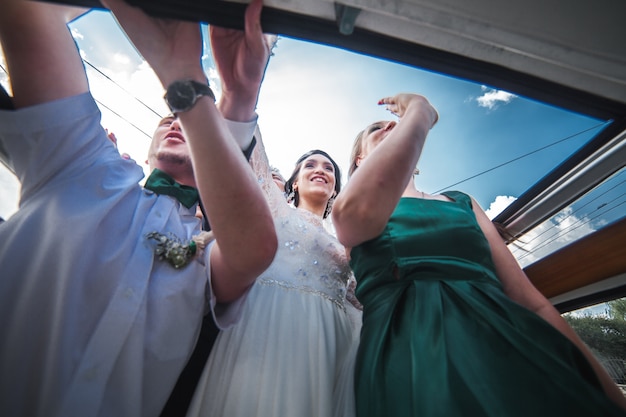 無料写真 車で結婚式のお祝い