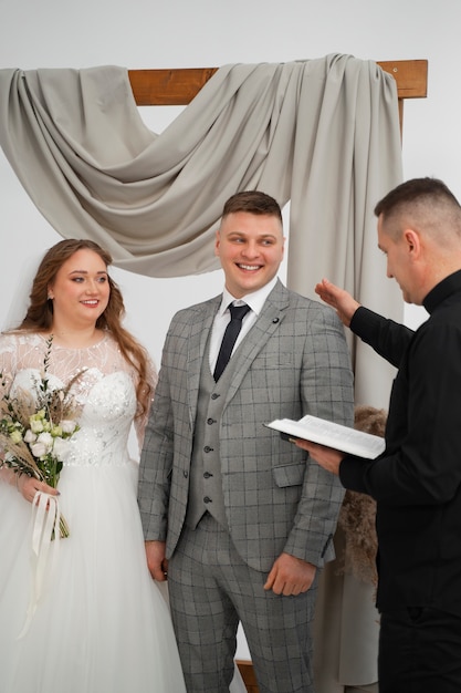 Free photo wedding ceremony for plus-size bride and groom