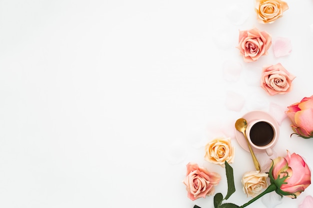 Concetto di nozze fatto con rose rosa e tazza di caffè con spazio di copia