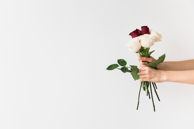 Free photo wedding concept with hands holding bouquet