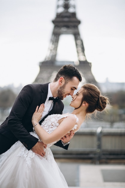 Бесплатное фото Свадебная пара во франции