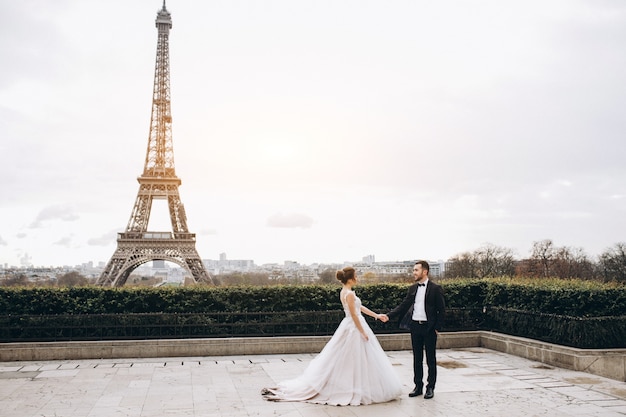 Бесплатное фото Свадебная пара во франции