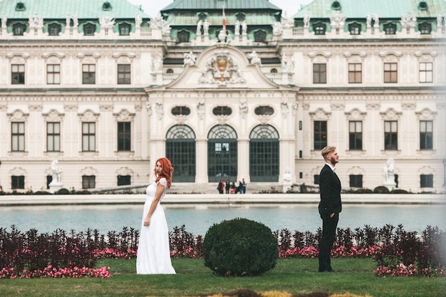 無料写真 ウィーンのベルヴェデーレの不動産で散歩中の結婚式のカップル