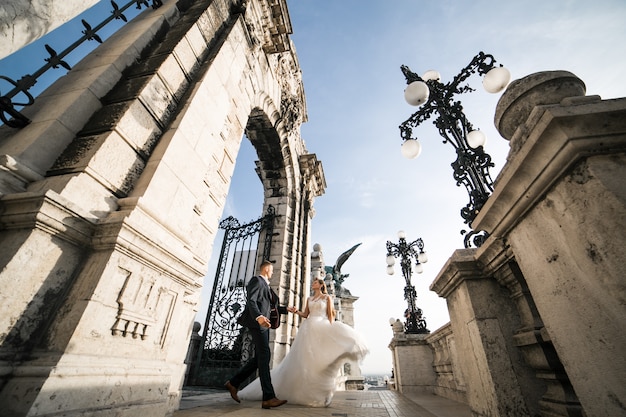 ブダペストの結婚式の日に結婚式のカップル