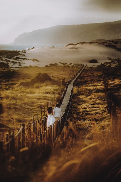 Le coppie di nozze camminano sulla strada in un bel posto