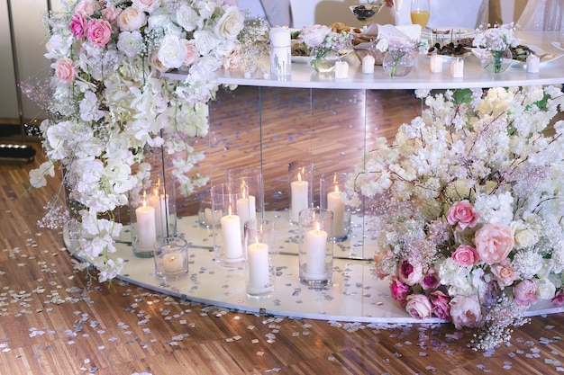 キャンドル​と​花​の​ある​レストラン​で​の​結婚式​の​装飾