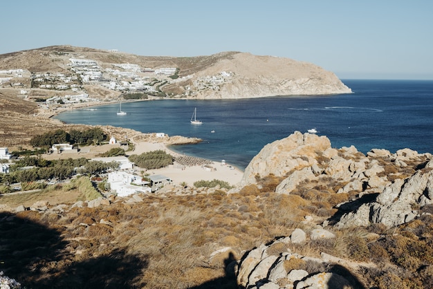 Foto gratuita arredamento di nozze arco rotondo fatto di fiori mentre si trova sulla riva con grande vista sul mare alle spalle