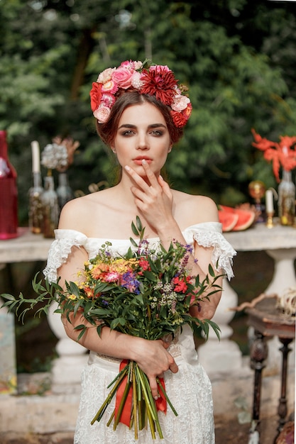Бесплатное фото Свадебные украшения в стиле бохо, цветочные композиции, оформление стола в саду.