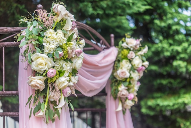 Free photo wedding flower decoration in a park