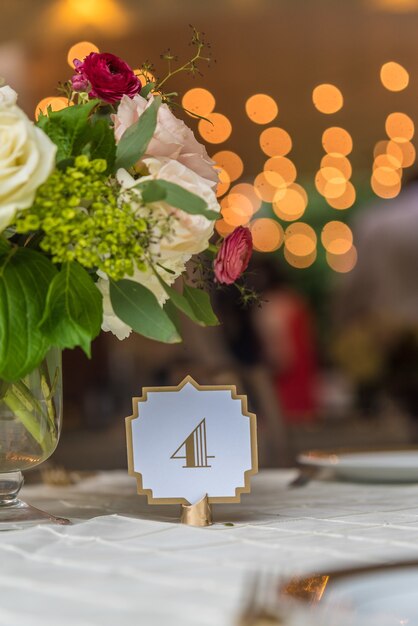 テーブルの上の結婚式の花の装飾