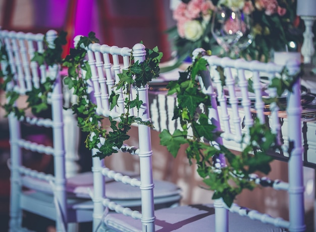 Mobili da sala per matrimoni decorati con fiori e foglie