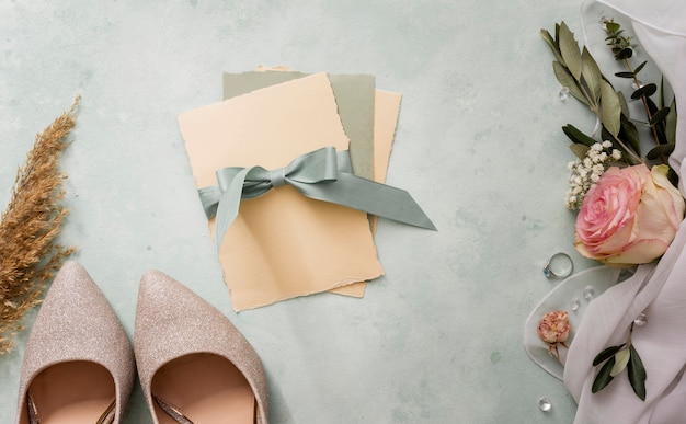 Бесплатное фото Свадебные приглашения и обувь невесты