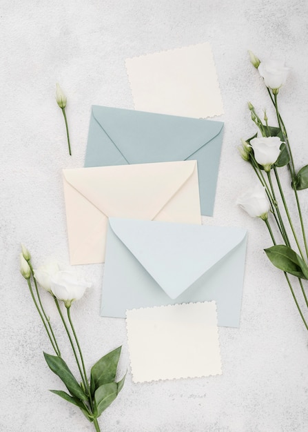 Бесплатное фото Свадебные пригласительные открытки с цветами